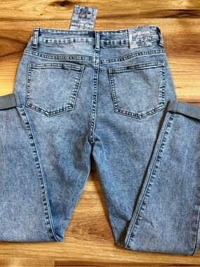 Women's Skinny Jeans in Light Blue Wash